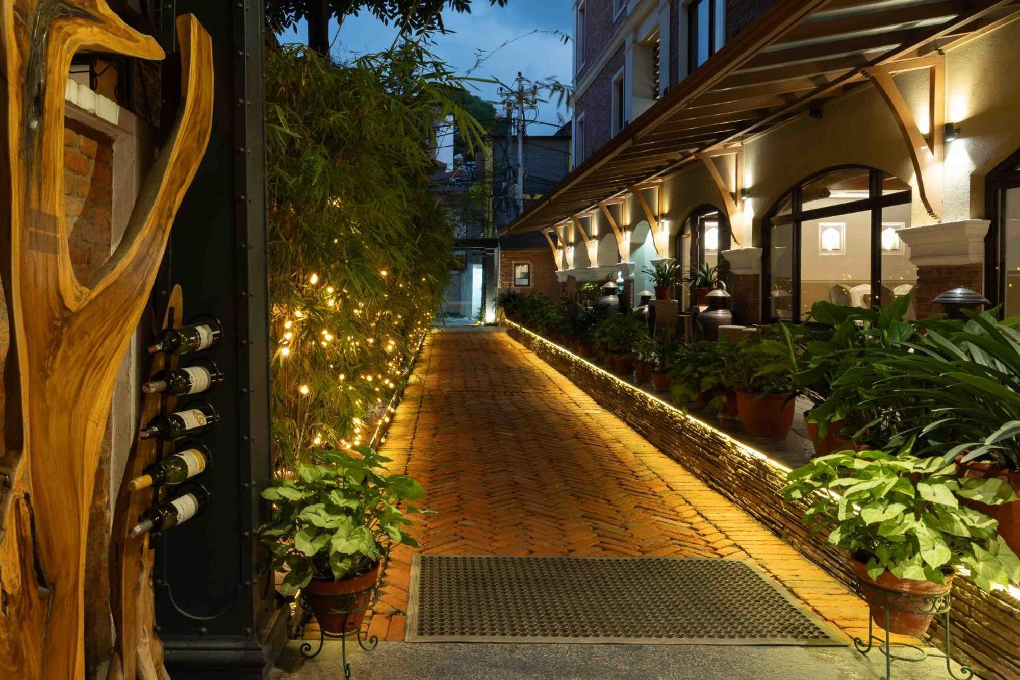 Nepali Ghar Hotel Катманду Экстерьер фото